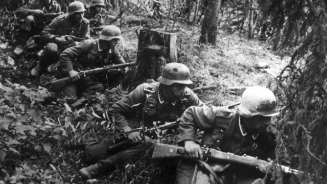 Soldados alemanes avanzan en Leningrado durante la Segunda Guerra