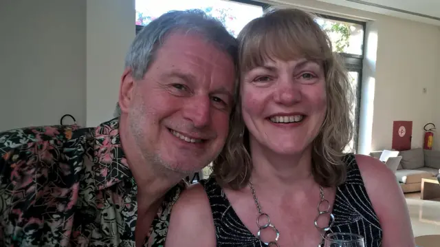 Chris e Ruth Stone-Houghton aparecem com as cabeças próximas, inclinados um em direção ao outro para a foto