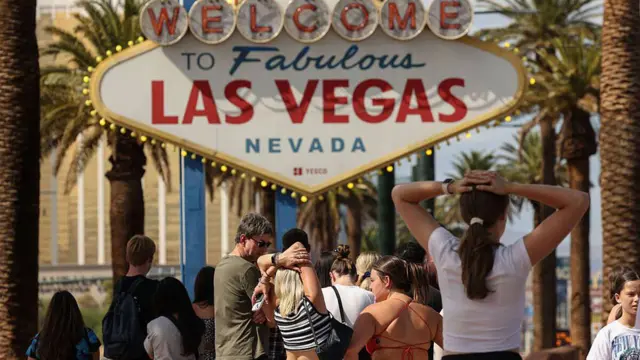 Los turistas esperan bajo temperaturas que superan los 100 grados para tomar una foto frente al letrero Welcome to Fabulous Las Vegas el miércoles 20 de agosto de 2025 en Las Vegas. (Benjamin Hager/Las Vegas Review-Journal/Tribune News Service vía Getty Images)