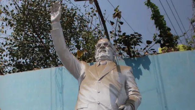 मालदा में अब्दुल गनी ख़ान चौधरी की मूर्ति