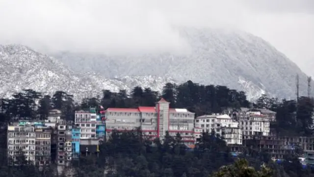 ဟိမဝန္တာတောင်ခြေ McLeod Ganj အရပ်မှာ မြူတွေ ထူနေစဉ် (ဇန်နဝါရီ ၂၀၁၇)