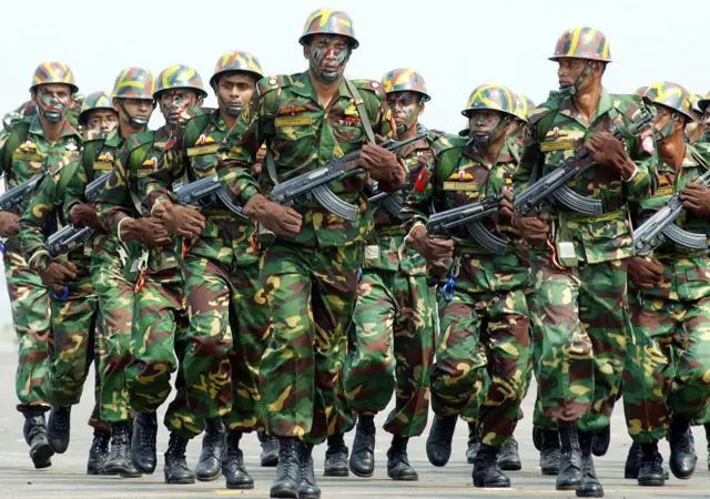 সামরিক কুচকাওয়াজে অংশ নেওয়া বাংলাদেশ সেনাবাহিনীর একটি কমান্ড দল (ফাইল ছবি)