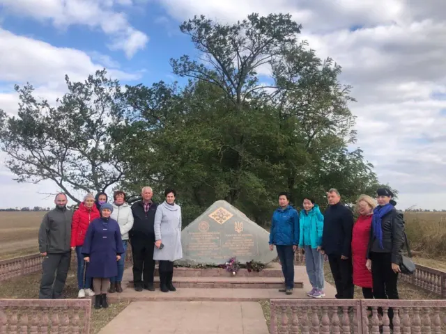 Улукбек Чыналиев Херсон облусундагы кыргыздар жашаган Виноградова жана Христовка айылдарына койдурган белги таштар