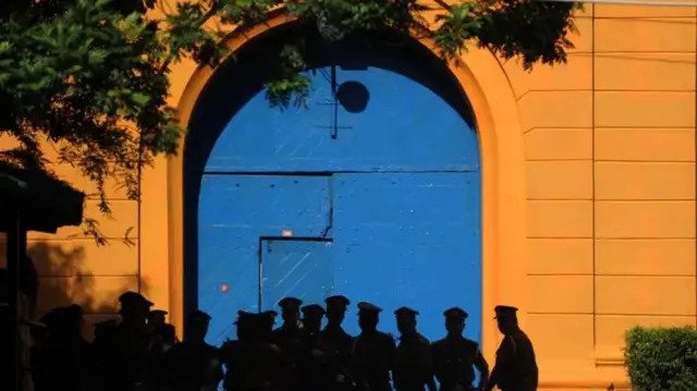 බන්ධනාගාරය දොරටුව ඉදිරිපිට 
