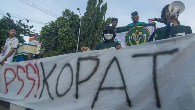 Suporter salah satu klub sepakbola berunjuk rasa terhadap keputusan PSSI di Palu, Sulawesi Tengah, Sabtu (14/01).