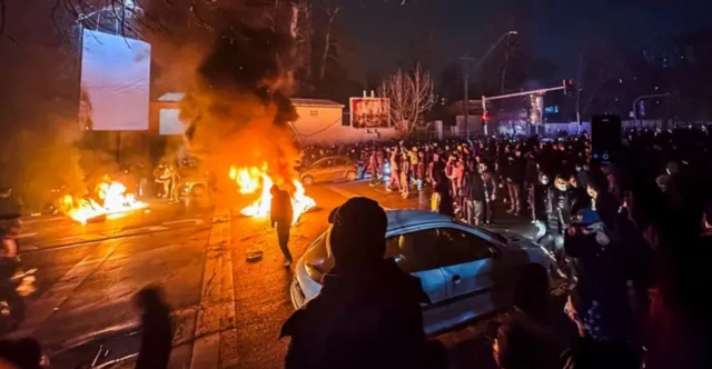 9 Ocak Cuma günü Tahran'da bir sokakta toplanan protestocular