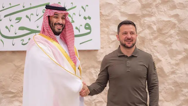 Suudi Veliaht Prens Muhammed bin Salman ve Ukrayna Cumhurbaşkanı Volodimir Zelenskiy 32. Arap Ligi Zirvesi öncesi el sıkışıyor (Cidde, 19 Mayıs 2023)