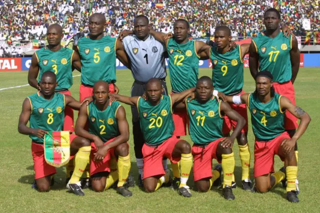 L'équipe nationale camerounaise de football pose le 10 février 2002 à Bamako lors de la finale de la CAN 2002 contre le Sénégal. (Debout de gauche à droite : Pierre Wome, Raymond Kalla, Boukar Alioum, Lauren Etame, Samuel Eto'O et Marc Foe ; en bas de gauche à droite : Geremi Njitap, Bill Tchato, Salomon Olembe, Pius Ndiefi et Rigobert Song.) 