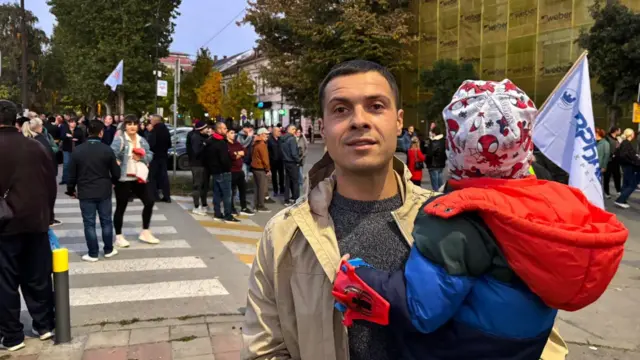 Стефан Марин са трогодишњим сином на протесту