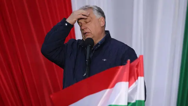 Orbán Viktor podczas wiecu wyborczego w Székesfehérvárze, dwa dni przed wyborami 12 kwietnia.