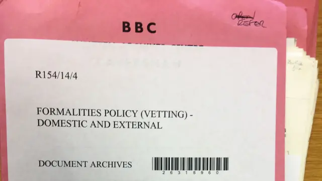 Официально процесс биографической проверки назывался "формальностями"