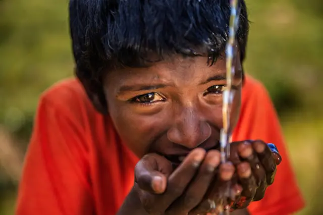 ජල පානය කරන දරුවෙකුගේ ඡායාරූපයකි
