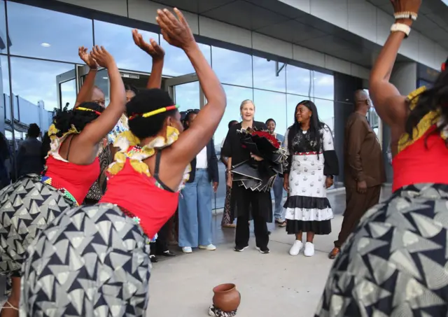 A ranar Lahadin makon jiya, sabon shugabar kwamitin gasar Olympic ta isa filin jirgin Robert Mugabe da ke birnin Harare na ƙasar Zimbabwe