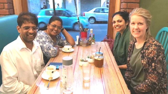 કિરણ ગુસ્તાફસન તેમના મિત્રો સાથે