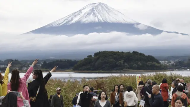 日本山梨縣富士河口湖町遊客遙距拍攝富士山景色(23/10/2025)