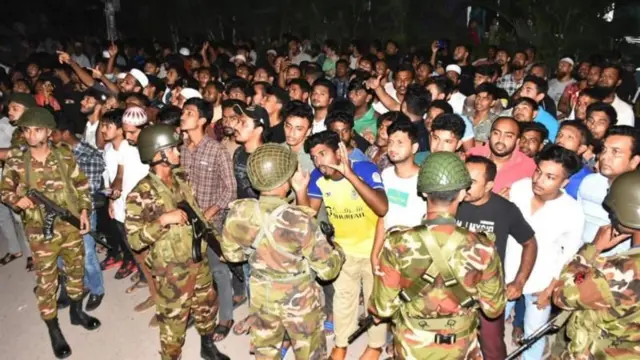 ইসলামের নবীকে নিয়ে সামাজিক যোগাযোগ মাধ্যমে কটূক্তি করে স্ট্যাটাস দেওয়ার অভিযোগে উৎসব মণ্ডল নামের এক ব্যক্তি খুলনায় গণপিটুনির শিকার হন।