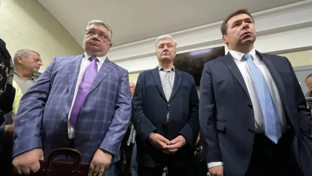 Петро Порошенко разом зі своїми адвокатами Ігорем Голованем та Іллею Новіковим у коридорі Касаційного адмінсуду у складі Верховного суду, 10 липня 2026 року