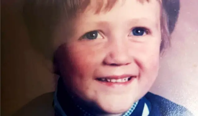 Jonathan fue excomulgado del grupo a los 14 años