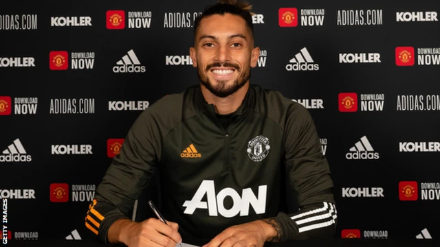 Alex Telles signe son contrat avec Manchester United