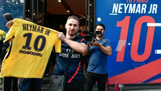 Torcedor do PSG exibe camisa com o nomebestgame bet apostas onlineNeymar