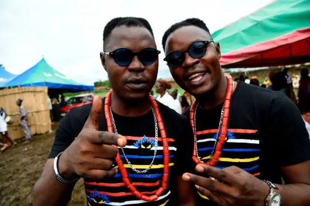 Alese Kehinde Akat (ibumoso) n'impanga ye Alese Taiwo nabo bari baje...