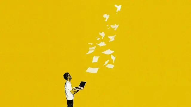 مردی لپ‌ تاپ به دست