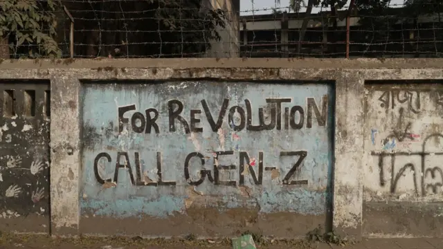 墙上的涂鸦用黑色字体在浅蓝色背景上写着“要革命，就叫Z世代”。