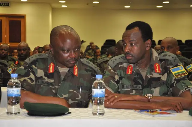 Maj Gen Augustin Turagara na Maj Gen Martin Nzaramba (aha ni mu ifoto bari kumwe mu 2014) bari mu basirikare bakuru ubu bashyizwe mu kiruhuko