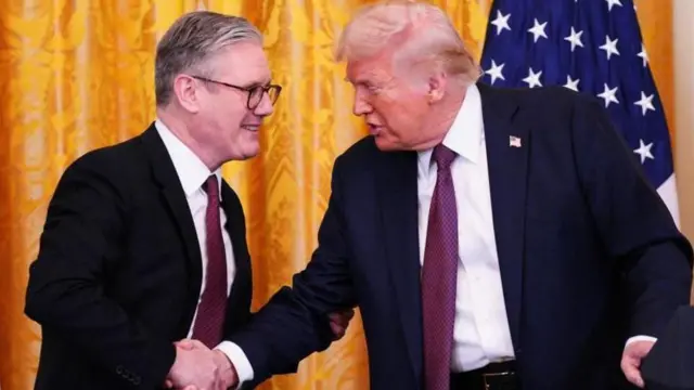 كير ستارمر (يسار) مع دونالد ترامب