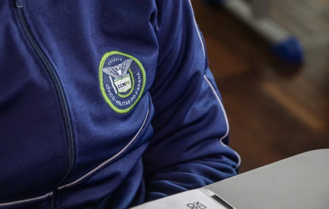 Detalhe de uniforme de estudante em colégio cívico-militar