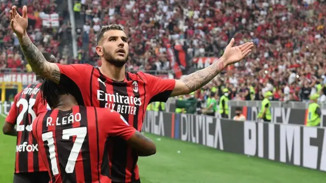 Theo Hernandez akisherehekea