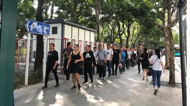 11月7日，300多名塵肺病工人與工亡工人家屬在深圳聚集