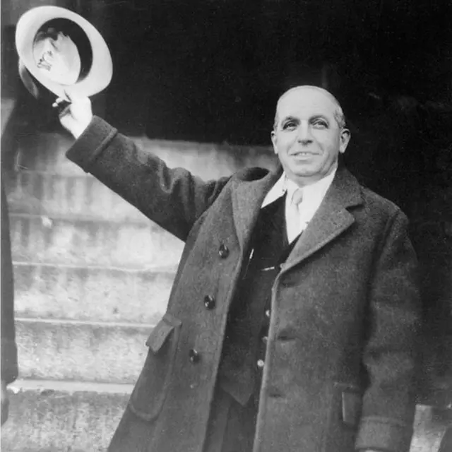 En 1934, Ponzi est libéré de prison, mais au lieu de la liberté, une procédure d'expulsion l'attend.