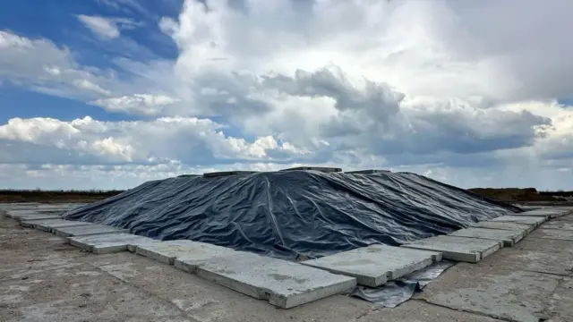 Чиновники публиковали кучу песка в Семикаракорске, демонстрируя, что он накрыт мембраной, а его количество не увеличивается 