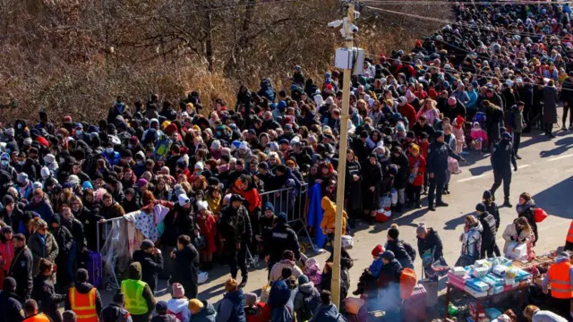 مردم در ایست بازرسی اُزهورو-نیه نه‌مکه در مرز اوکراین-اسلواکی، ۲۷ فوریه ۲۰۲۲
