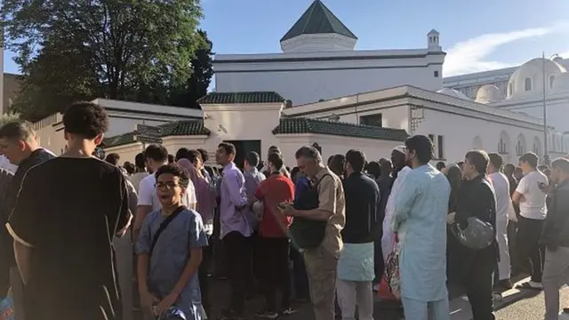 د پاریس اولو لوی جومات کې مسلمانان د لوی اختر لمونځ کوي.‌