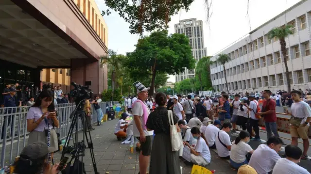 根据台湾法律，法院及地检署范围不得集会;民众党支持者是否会遭台北市警方驱离，集会抗议是否会扩大成为焦点。