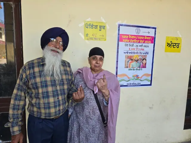 ਵੋਟਿੰਗ ਤੋਂ ਬਾਅਦ ਉਂਗਲੀਆਂ 'ਤੇ ਸਿਆਹੀ ਦਾ ਨਿਸ਼ਾਨ ਦਿਖਾਉਂਦਾ ਸਿੱਖ ਬਜ਼ੁਰਗ ਜੋੜਾ