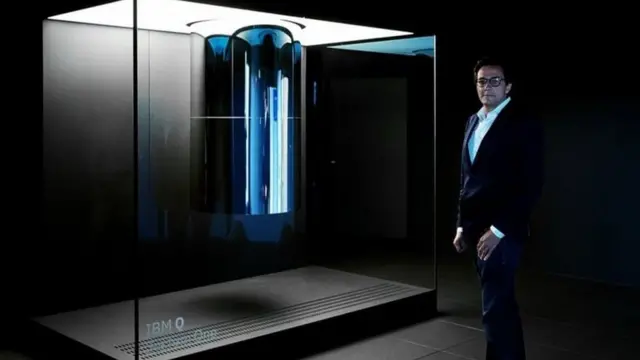 இந்த 2019 அக்டோபர் புகைப்படத்தில், ஐபிஎம்மின் கியூ சிஸ்டம் ஒன் குவாண்டம் கம்ப்யூட்டருக்கு முன்னால் நிற்கிறார் ஐபிஎம் ஆராய்ச்சியை சேர்ந்த டாரியோ கில்.