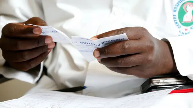 Fiche de rapport d'examen médical à l'hôpital Fann, Dakar, Sénégal.