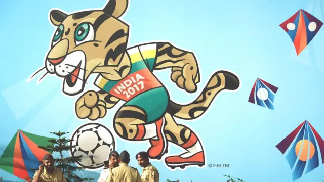 ముంబయి‌లోని డీవై పాటిల్ స్టేడియం దగ్గర ఫిఫా వరల్డ్ కప్ పోస్టర్