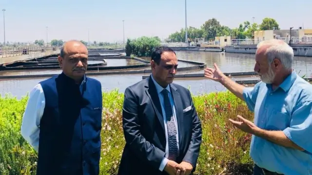 ઈઝરાયલી અધિકારી પાસેથી માહિતી મેળવી રહેલા વિજય રૂપાણી