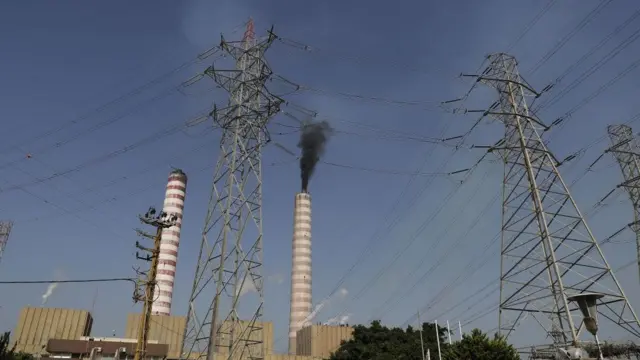 دخان يتصاعد من إحدى مداخن محطة كهرباء زوق مصبح اللبنانية، شمال العاصمة بيروت، 9 أبريل/نيسان 2019