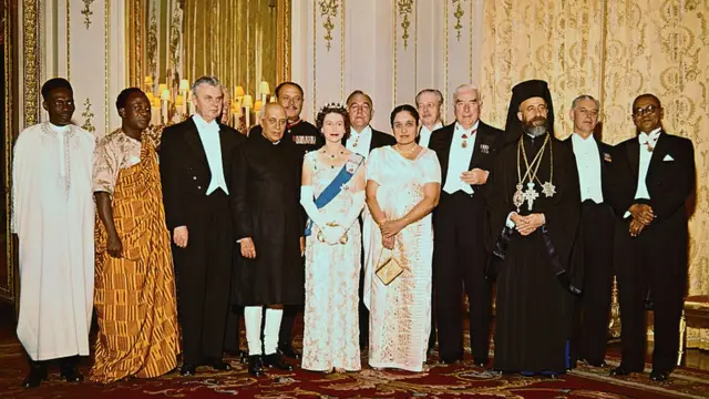 ১৯৬১ সালে কমনওয়েলথ শীর্ষ সম্মেলনে রাণী দ্বিতীয় এলিজাবেথ এবং বিশ্ব নেতৃবৃন্দের সঙ্গে সিরিমাভো বন্দারনাইকা