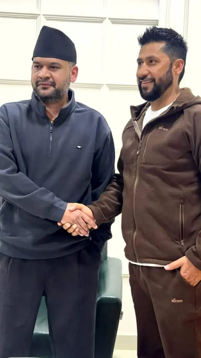 रवि लामिछाने र बालेन शाहबीच सहमतिमा हस्ताक्षरपछि हात मिलाउँदै