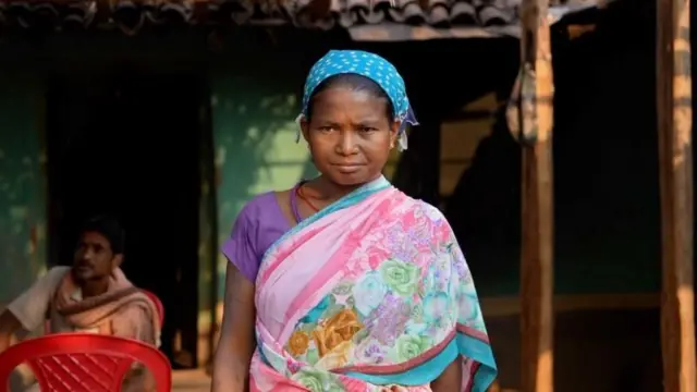 পুলিশ এবং মাওবাদীদের সংঘর্ষের মাঝে গ্রামবাসীদের জীবন বিপন্ন বলে তারা জানিয়েছেন।