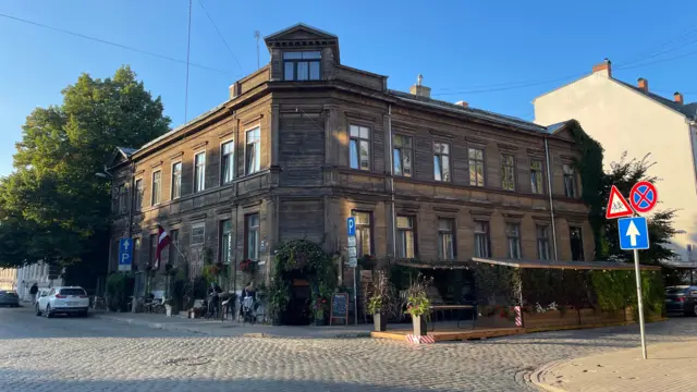 Jedna od mnogobrojnih drvenih zgrada u Rigi, u čijem prizemlju je kafić