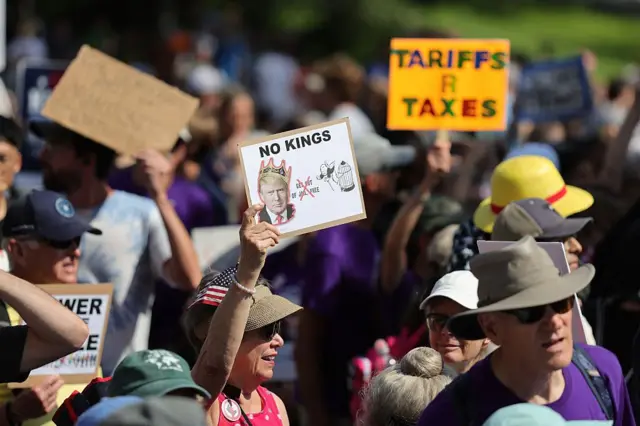 डोनाल्ड ट्रम्प यांनी लष्करी परेडचं आयोजन केल्यामुळे अमेरिकेत त्यांच्याविरोधात मोठ्या प्रमाणात निदर्शनं
