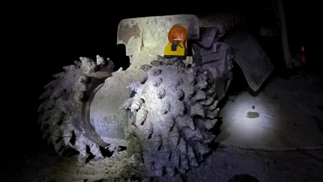 Такие машины позволяют шахтерам углублять тоннель на 4 метра в сутки