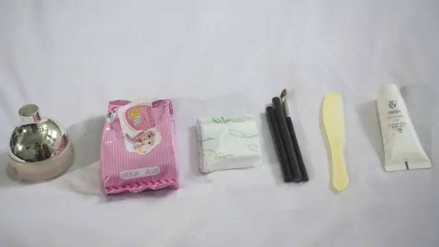 அடுக்குமாடி வீட்டில் இருந்து தப்பிய பிறகு ஜியுனின் மொத்த உடமைகள்